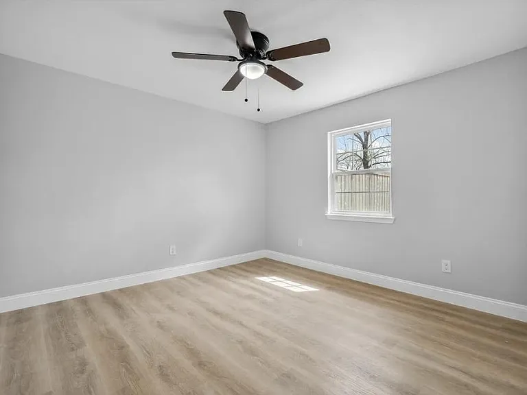 304 N Main St — Photo 17
