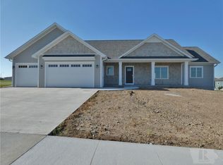 921 Lakeview Dr, Pella, IA 50219
