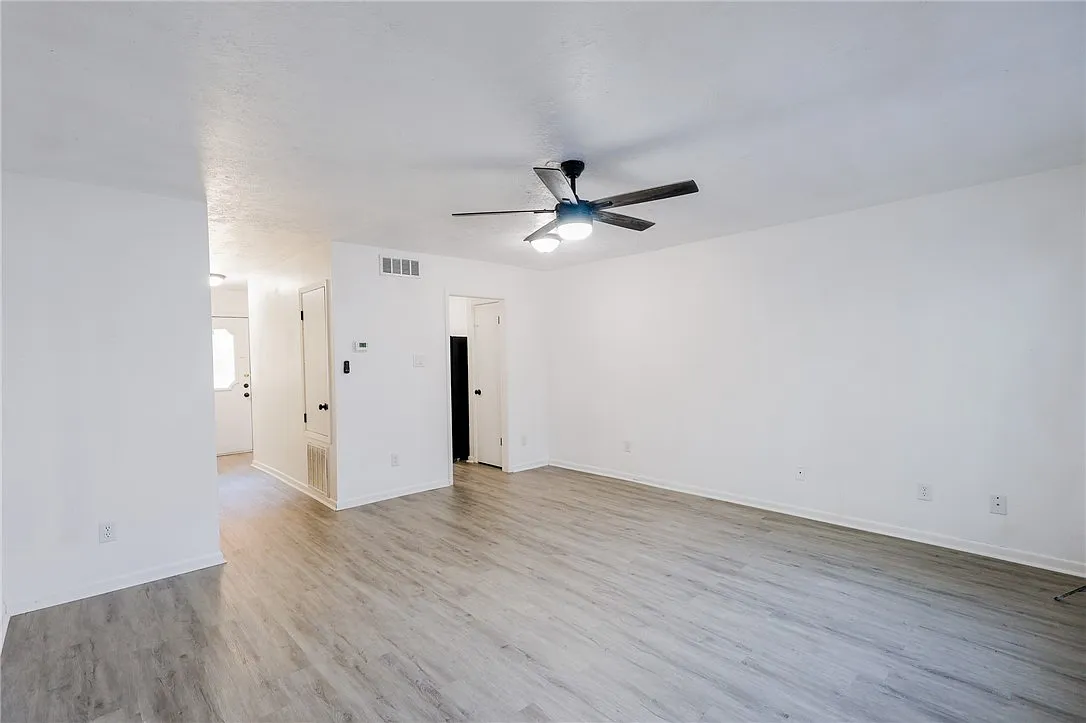 2 bed, 6.0 bath, 4508 sqft, $1,095 — Photo 1
