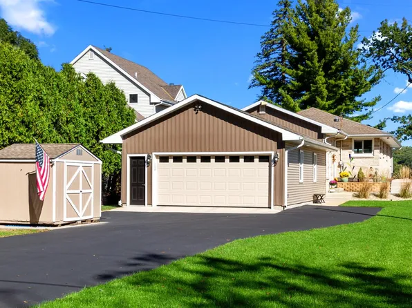 W1020 Shorewood DRIVE, East Troy, WI 53120