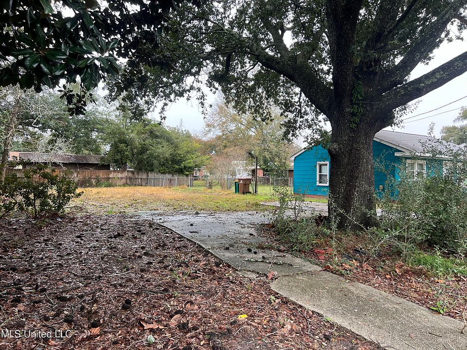 2nd image of 284 Dewey Cir