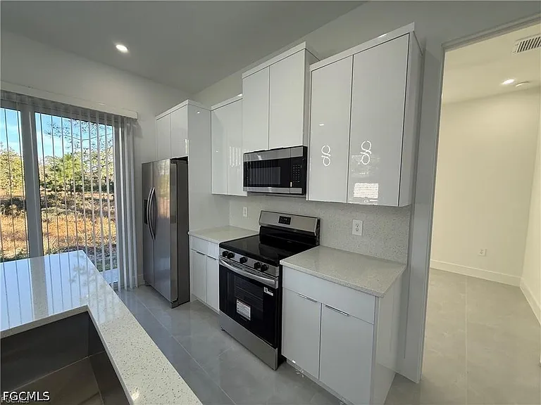 207 W 15th St — Photo 13