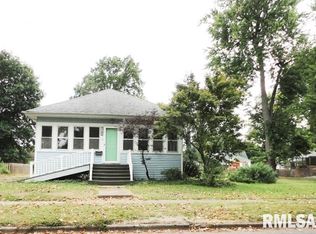 1102 W Vine St, Taylorville, IL