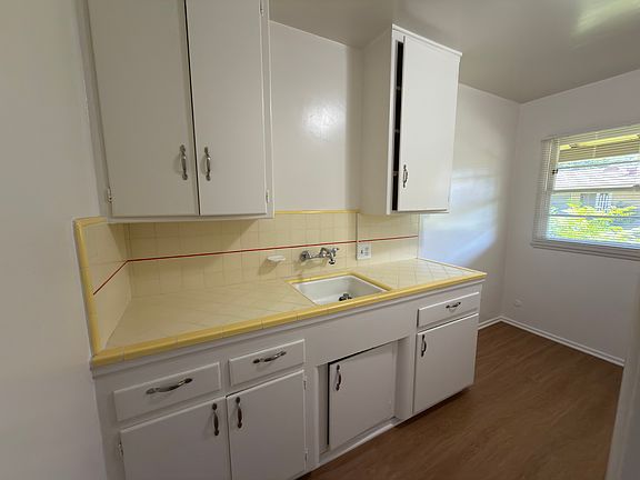 4th image of 322 S Clark St #322