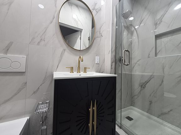5th image of 495 Park Pl APT 2