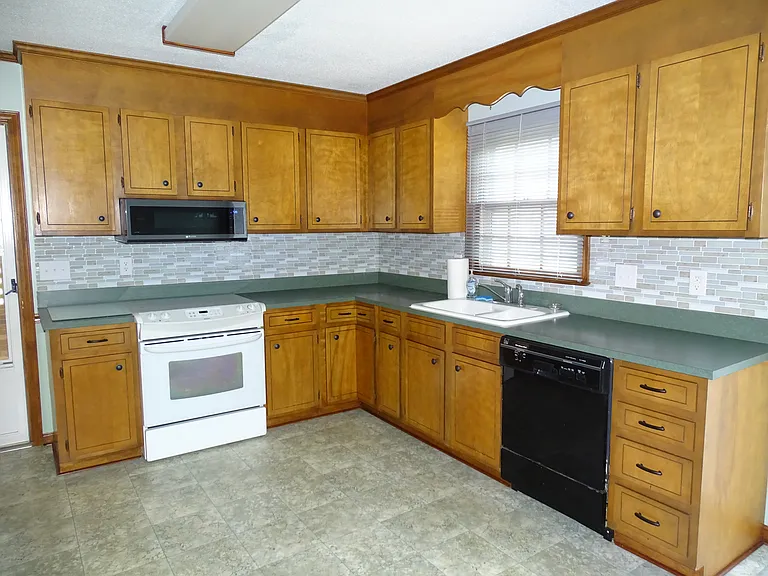 5694 Claridge Dr — Photo 20