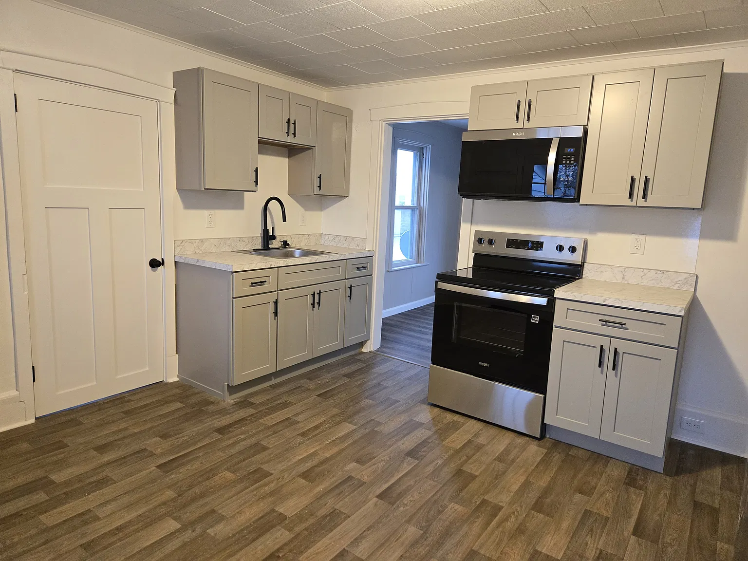2 bed, 1000 sqft, $1,450 — Photo 2