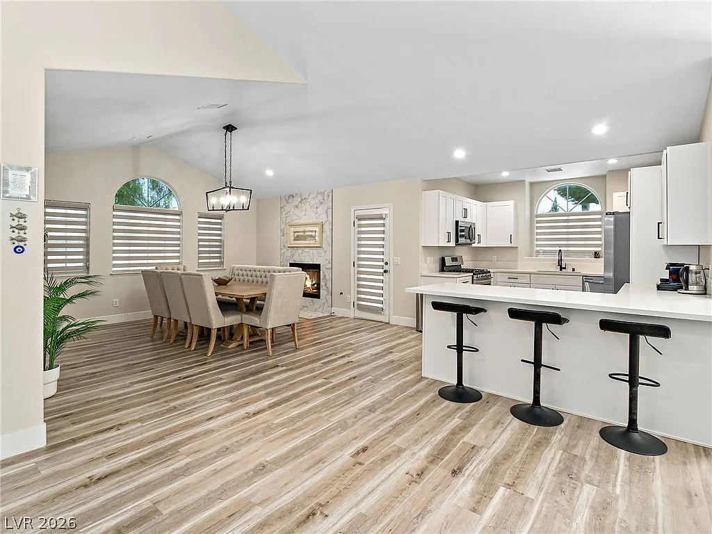 4 bed, 2.5 bath, 2427 sqft, $4,995 — Photo 3