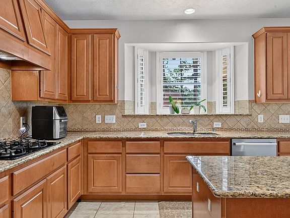 5th image of 74 Oriel Oaks Cir