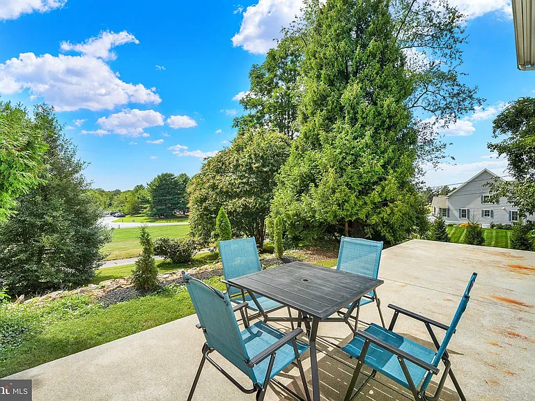 211 Gale Ln — Photo 3