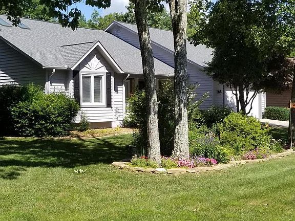 2nd image of 122 Huntington Dr
