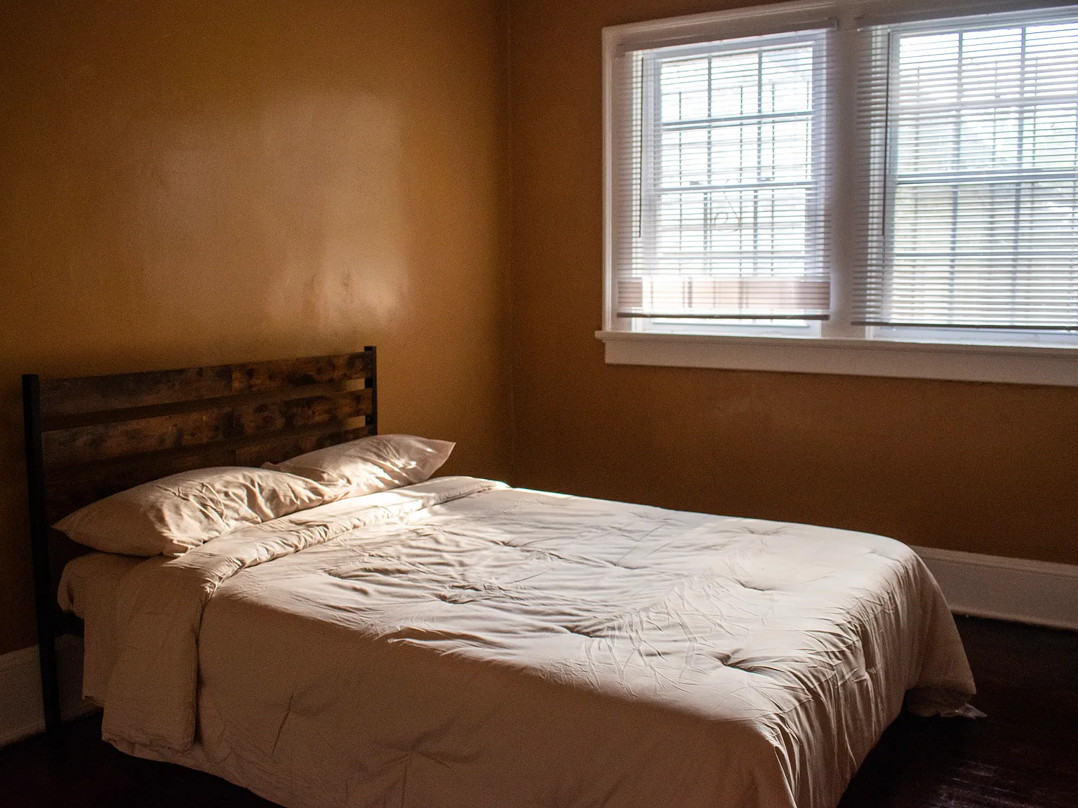 5 bed, 2200 sqft, $725 — Photo 3