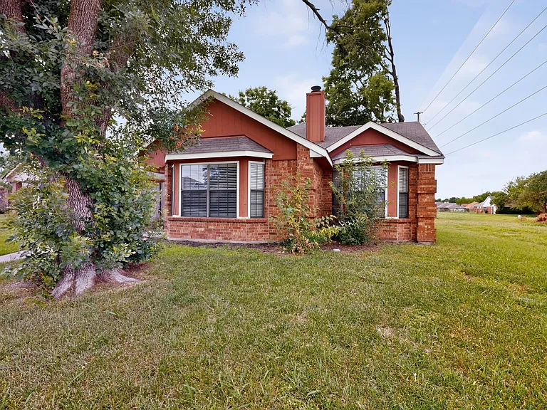 1700 Wheatfield Dr — Photo 3