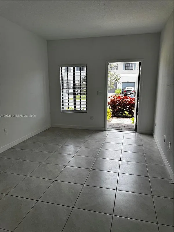 4 bed, 3.0 bath, 1685 sqft, $3,200 — Photo 4