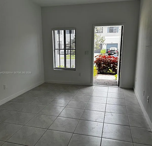 4860 Dillon St — Photo 4