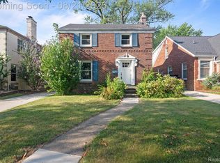 2033 Hunt Club Dr, Grosse Pointe Woods, MI 48236