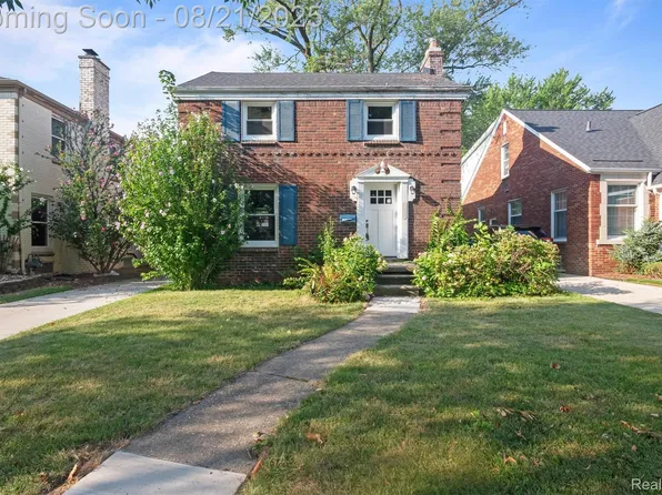 2033 Hunt Club Dr, Grosse Pointe Woods, MI 48236