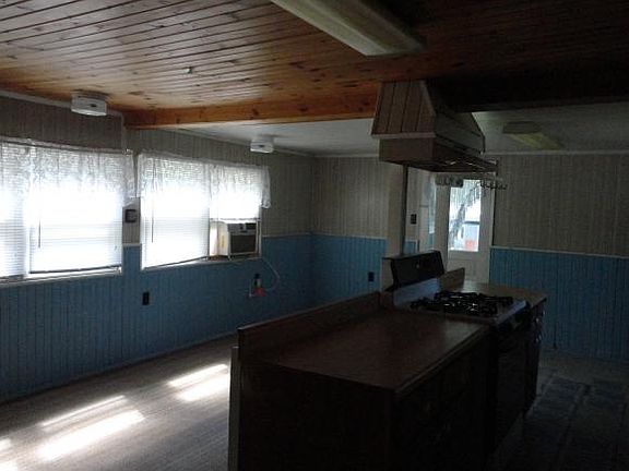 3rd image of 601 N Douglas St
