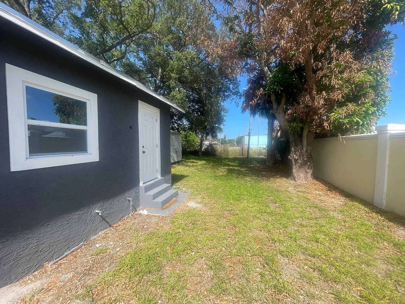 3 bed, 3.0 bath, 826 sqft, $1,950 — Photo 2