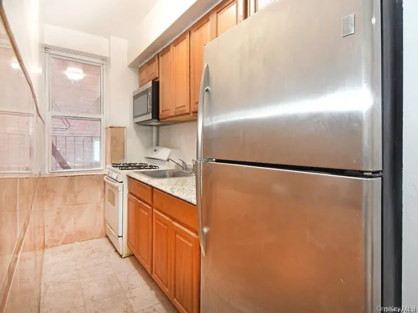 2191 Bolton Street image 9 of 12