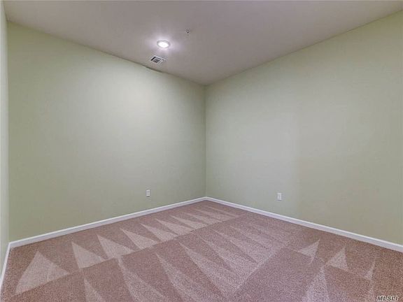 4th image of 20 Greentree Ct