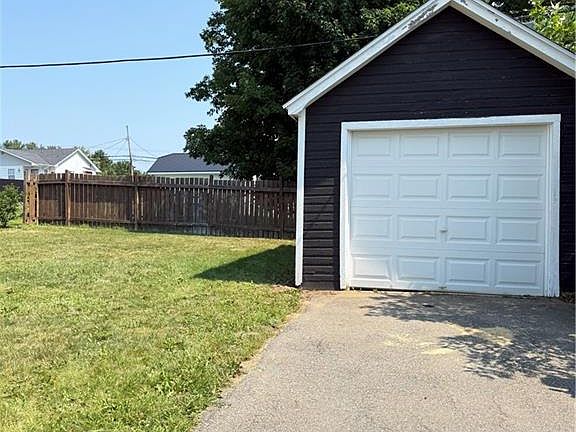 4th image of 454 Gremley Dr