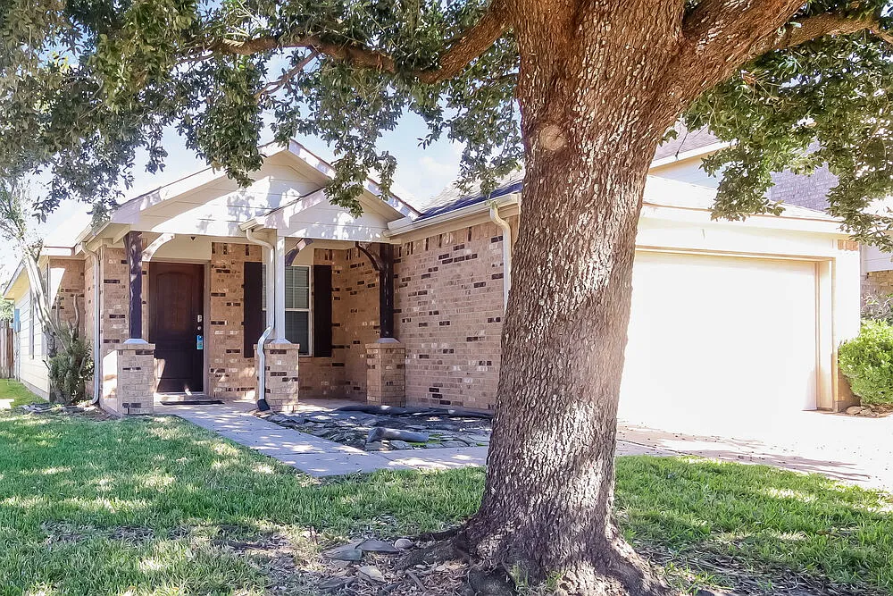 3 bed, 2.0 bath, 1456 sqft, $2,015 — Photo 1
