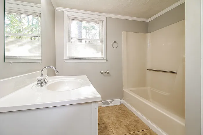 402 Roosevelt Dr — Photo 8