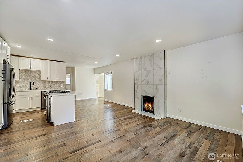 4th image of 3806 35th Avenue W Unit 1