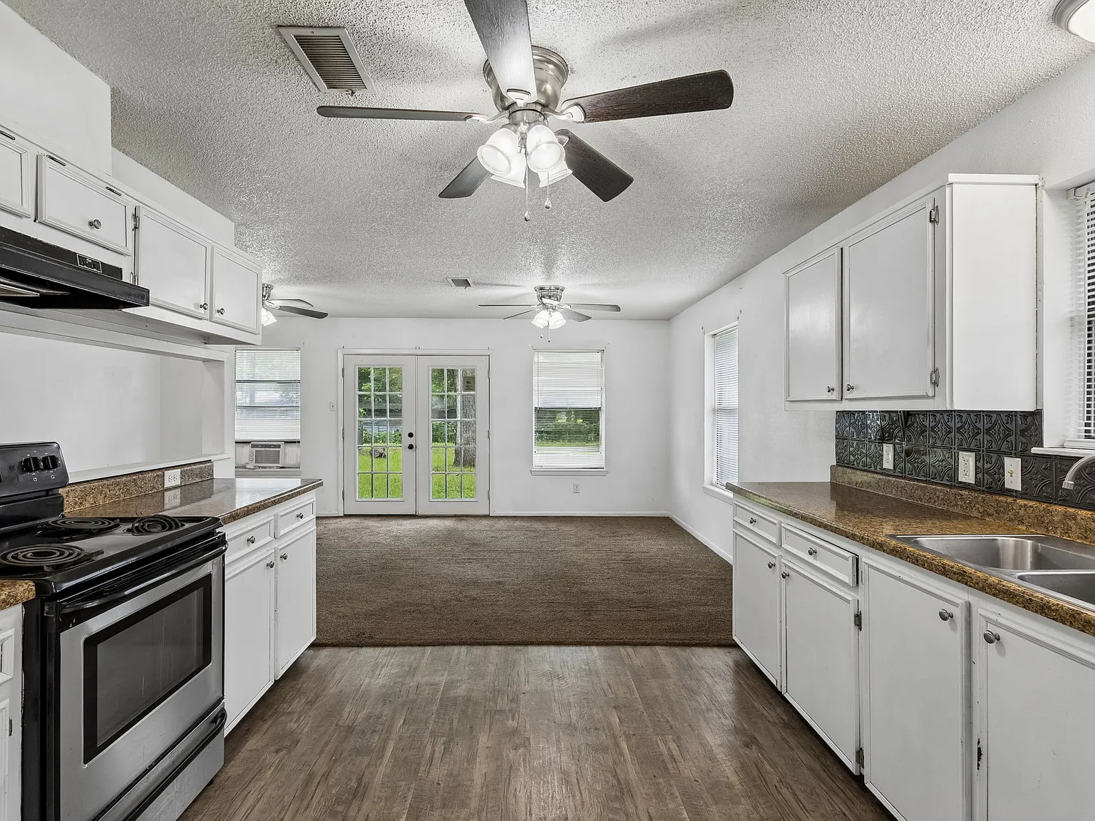 3 bed, 1170 sqft, $1,650 — Photo 2