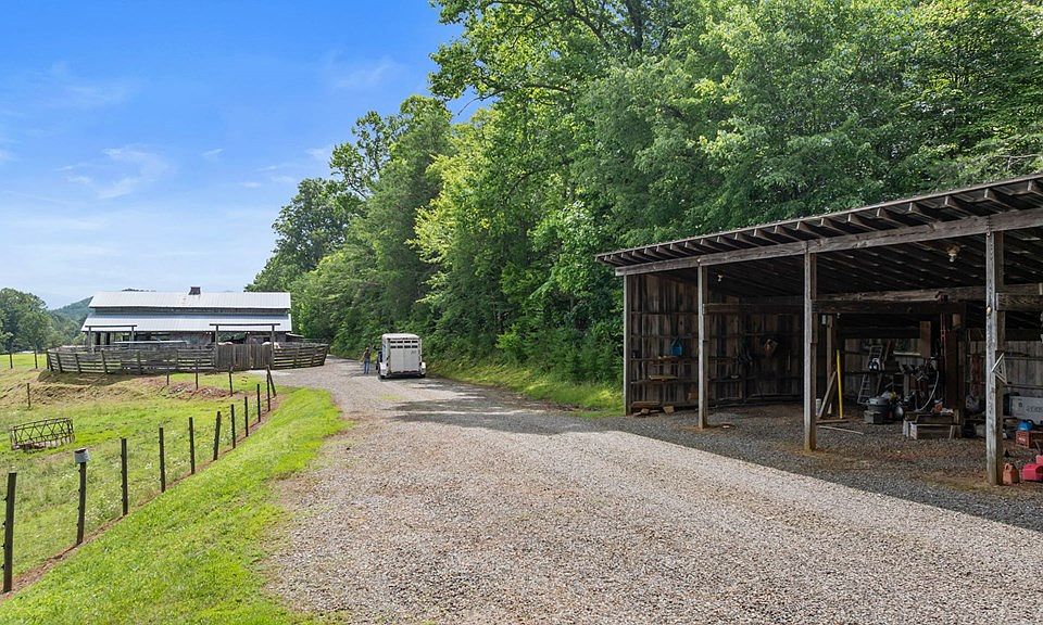 16th image of 102 Cross Creek Ln