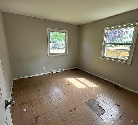 4th image of 737 14th St NE