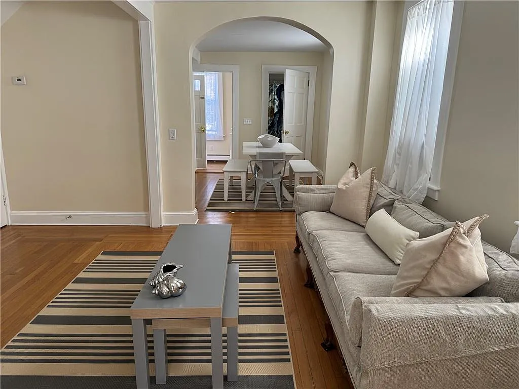 3 bed, 2.0 bath, 1106 sqft, $3,100 — Photo 3