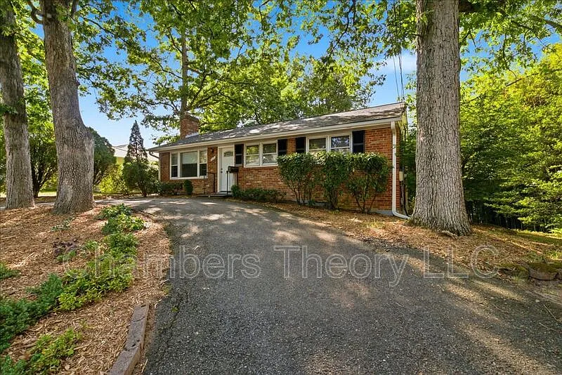 3 bed, 1.0 bath, 960 sqft, $3,000 — Photo 3