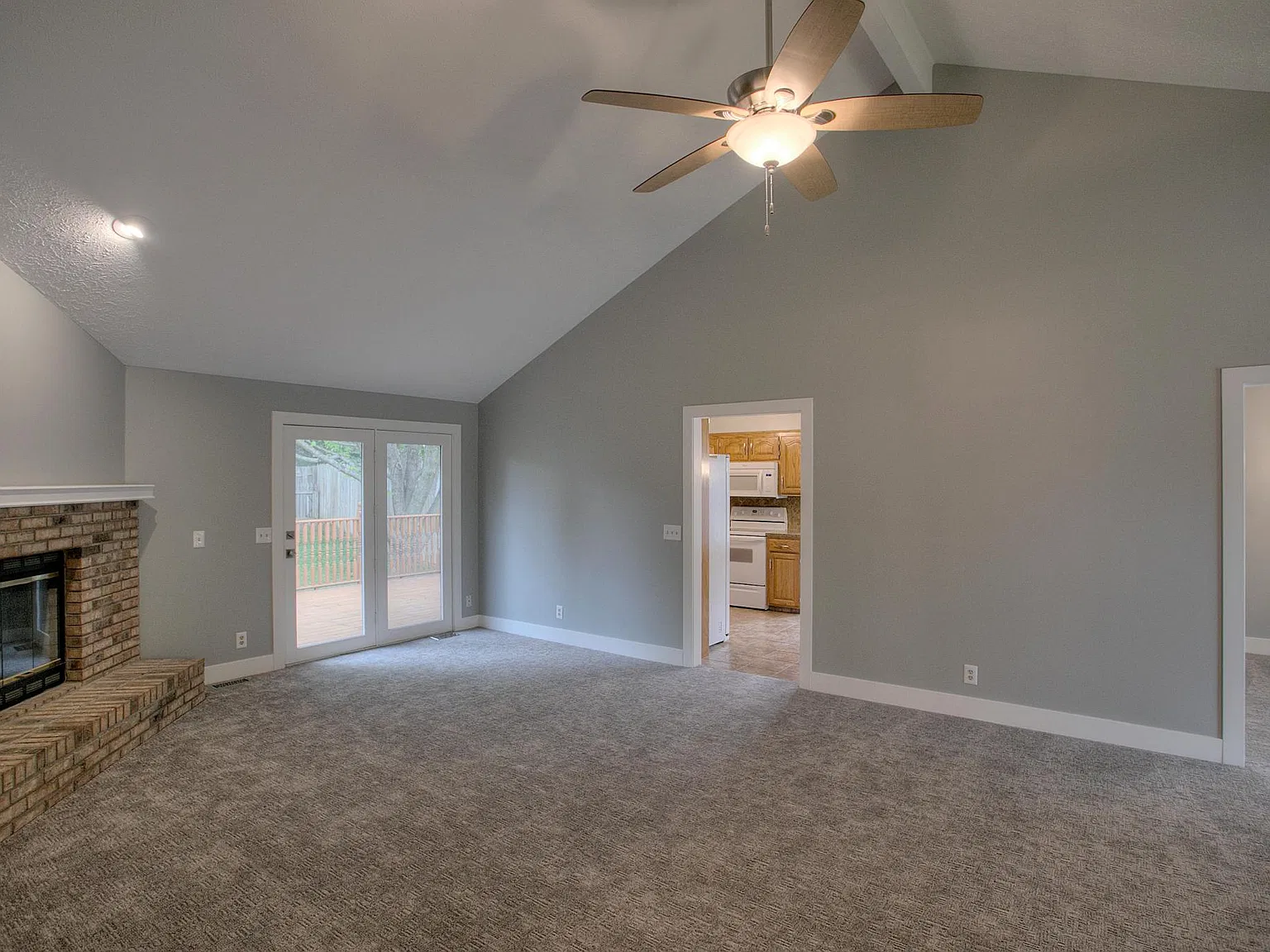 819 Lexington Ln — Photo 4