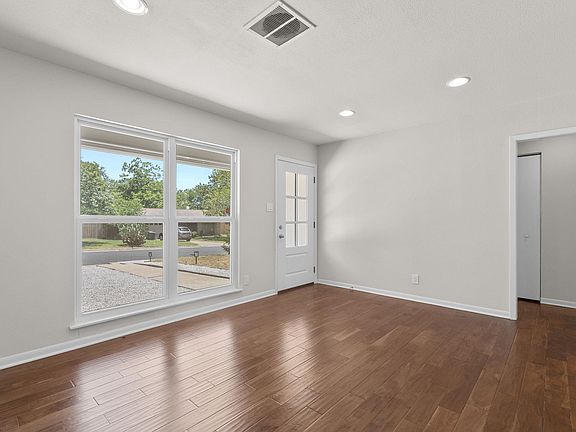 5th image of 501 Arbor Ln