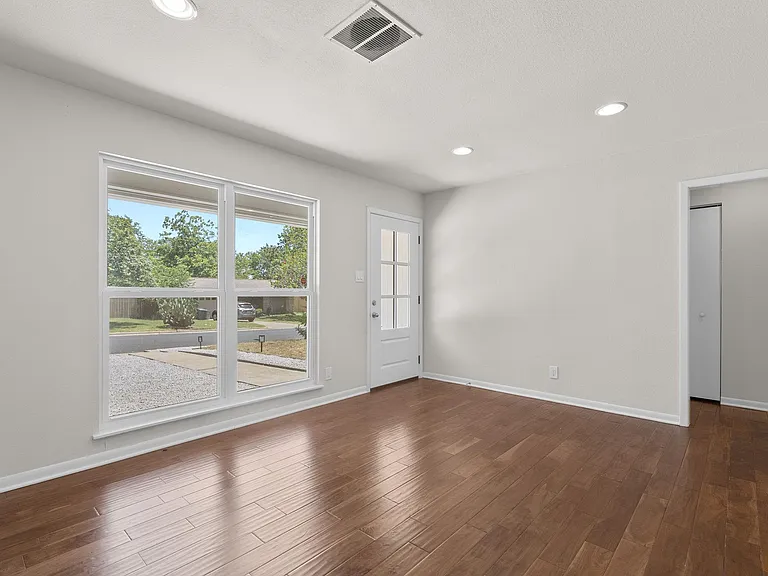 501 Arbor Ln — Photo 5