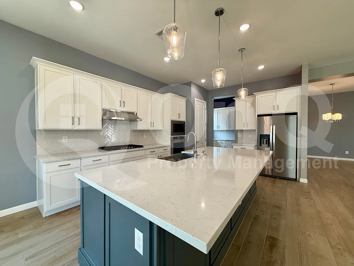 3 bed, 2.5 bath, 3160 sqft, $3,299 — Photo 4
