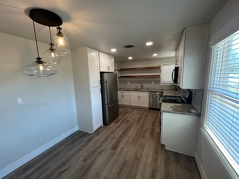 357 W Gettysburg Ave — Photo 3