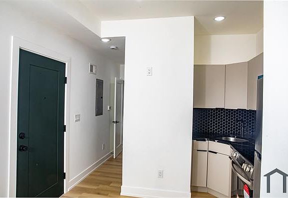 5th image of 1230 W Hilton St #B
