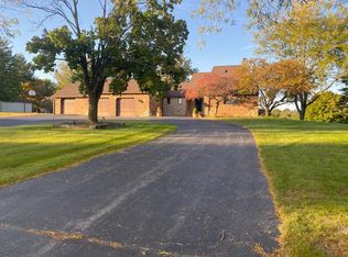 2310 Meadows Dr, Sterling, IL 61081