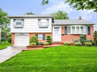 17 Valpage St, Farmingdale, NY 11735