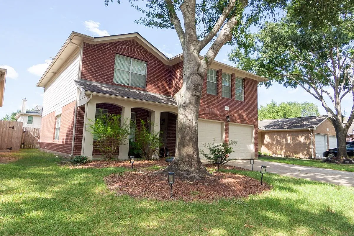 3 bed, 2.5 bath, 2352 sqft, $2,200 — Photo 2