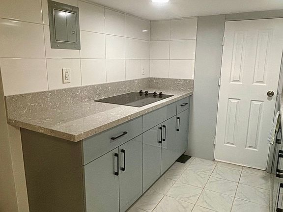 4th image of 3160 Lincoln Ave #3