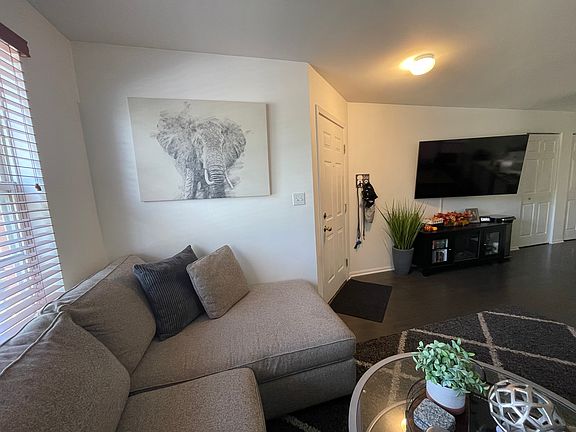 2nd image of 1443 N Larrabee St #B