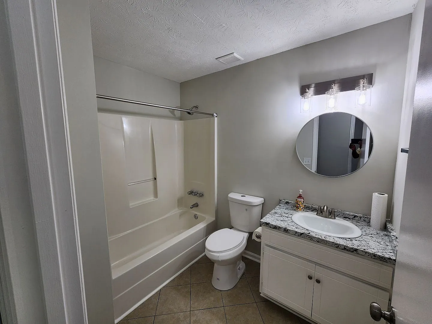 Modern Comforts: Rent at 3034 Lansing Ave — Photo 4