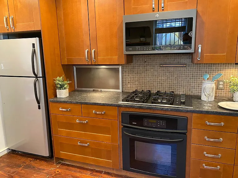 1225 Waverly Walk — Photo 2