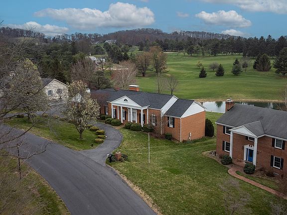 3rd image of 825 Sandtrap Ln