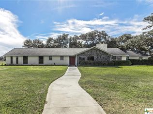 35 Glen Oaks Ln, Cuero, TX 77954