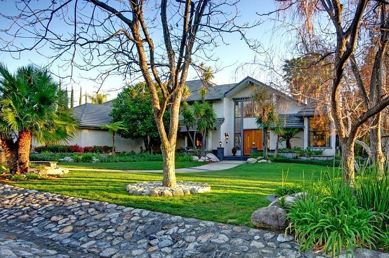 1st image of 924 Brandeis Dr